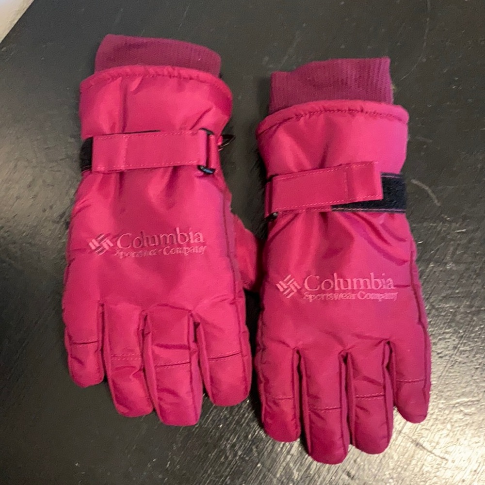 Never worn women’s COLUMBIA winter gloves